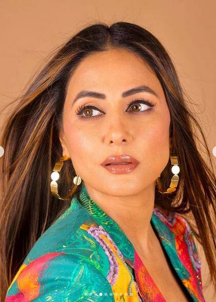 ਹਾਲ ਹੀ 'ਚ ਹਿਨਾ ਖਾਨ ਨੇ ਸੋਸ਼ਲ ਮੀਡੀਆ 'ਤੇ ਆਪਣੀਆਂ ਖੂਬਸੂਰਤ ਤਸਵੀਰਾਂ ਪੋਸਟ ਕੀਤੀਆਂ ਹਨ। ਇਨ੍ਹਾਂ ਤਸਵੀਰਾਂ 'ਚ ਹਰ ਕੋਈ ਉਸ ਦੀ ਖੂਬਸੂਰਤੀ ਦਾ ਦੀਵਾਨਾ ਹੋ ਗਿਆ ਹੈ। ਪ੍ਰਸ਼ੰਸਕ ਅਦਾਕਾਰਾ ਦੇ ਲੁੱਕ ਨੂੰ ਕਾਫੀ ਪਸੰਦ ਕਰ ਰਹੇ ਹਨ।