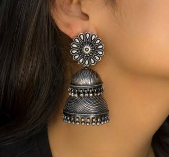 झुमके हा मुलींचा आवडीचा दागिना आहे. लहान किंवा मोठे झुमके, डायमंडचे झुमके, गोल झुमके, मोत्यांचे झुमके, कॉर्पोरेट लुक देणारे छोटे कानातले खरेदी करुन तुम्ही बहिणीला भेट देऊ शकता.