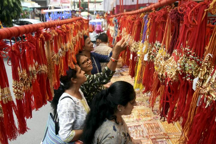 यंदा फॅन्सी राख्यांसह पारंपरिक राख्या खरेदीकडे अनेकांचा कल दिसून येत आहे.