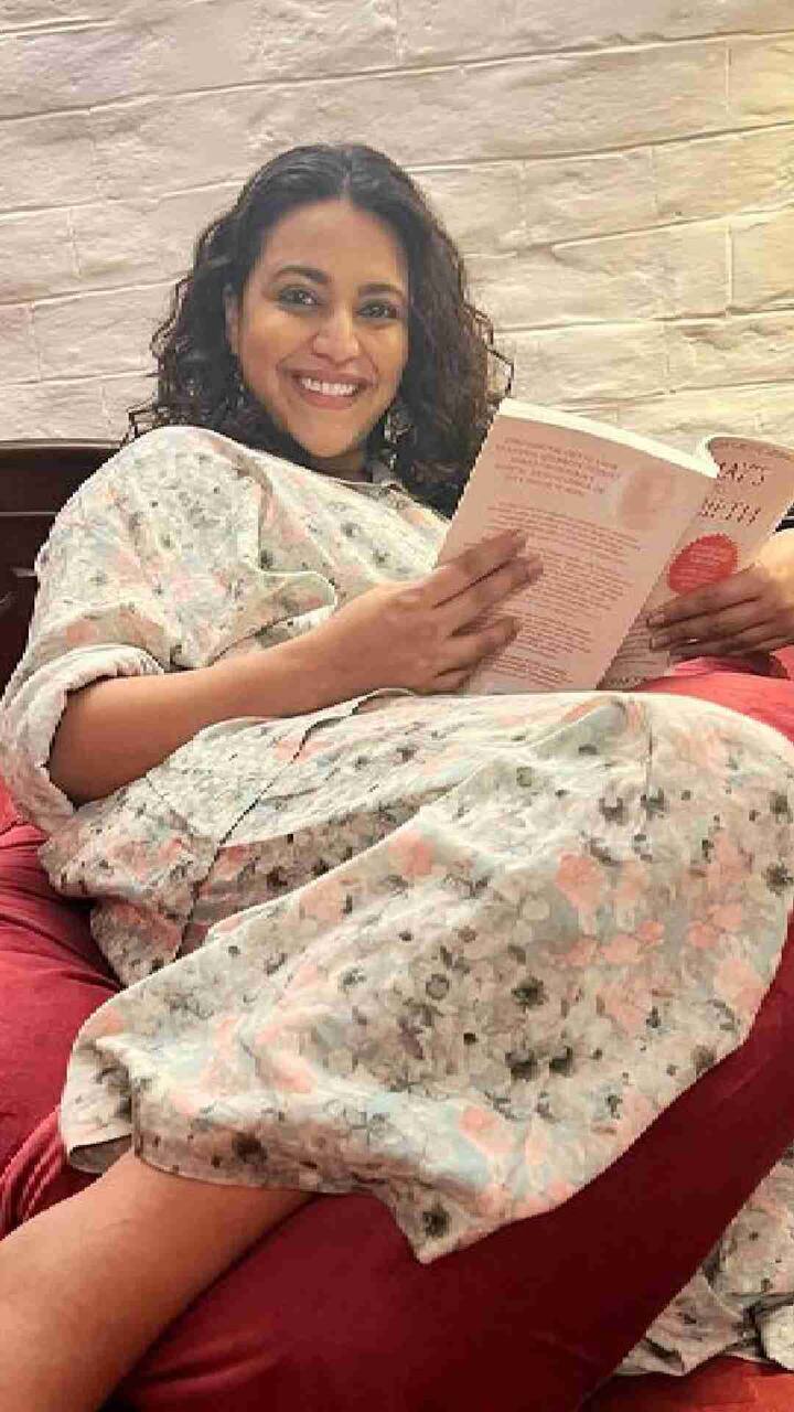 या फोटोंमध्ये तिचा नवरा फहाद स्वरासोबत रोमँटिक पोज देताना दिसत आहे.