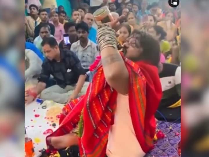 Superstition Hypocrite Baba Drinks Daru In Front Of Devotees Watch This Viral Video 'दारू' पीकर आशीर्वाद देता है ये 'पाखंडी बाबा', भक्तों की भीड़ में बैठकर गटक गया पूरी बोतल, Video देखकर भड़के लोग