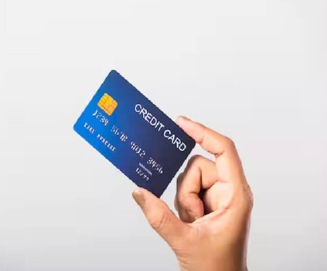 ਜੇਕਰ ਤੁਹਾਡੇ ਕੋਲ ਐਕਸਿਸ ਬੈਂਕ ਦਾ ਮੈਗਨਸ ਕ੍ਰੈਡਿਟ ਕਾਰਡ ਹੈ, ਤਾਂ ਜਾਣ ਲਓ ਕਿ ਅਗਲੇ ਮਹੀਨੇ ਤੋਂ ਇਸਦੇ ਨਿਯਮਾਂ ਅਤੇ ਸ਼ਰਤਾਂ ਵਿੱਚ ਵੱਡੇ ਬਦਲਾਅ ਹੋਣ ਜਾ ਰਹੇ ਹਨ। ਬੈਂਕ ਦੀ ਵੈੱਬਸਾਈਟ 'ਤੇ ਦਿੱਤੀ ਗਈ ਜਾਣਕਾਰੀ ਮੁਤਾਬਕ ਗਾਹਕਾਂ ਨੂੰ ਕੁਝ ਲੈਣ-ਦੇਣ 'ਤੇ ਵਿਸ਼ੇਸ਼ ਛੋਟ ਦਾ ਲਾਭ ਨਹੀਂ ਮਿਲੇਗਾ। ਇਸ ਦੇ ਨਾਲ ਹੀ 1 ਸਤੰਬਰ ਤੋਂ ਨਵੇਂ ਕਾਰਡ ਧਾਰਕਾਂ ਨੂੰ ਸਾਲਾਨਾ ਫੀਸ ਵਜੋਂ 12,500 ਰੁਪਏ ਅਤੇ ਜੀ.ਐੱਸ.ਟੀ. ਇਸ ਦੇ ਨਾਲ ਹੀ ਪੁਰਾਣੇ ਗਾਹਕਾਂ ਨੂੰ 10,000 ਅਤੇ ਜੀ.ਐੱਸ.ਟੀ. ਦੇਣਾ ਹੋਵੇਗਾ।