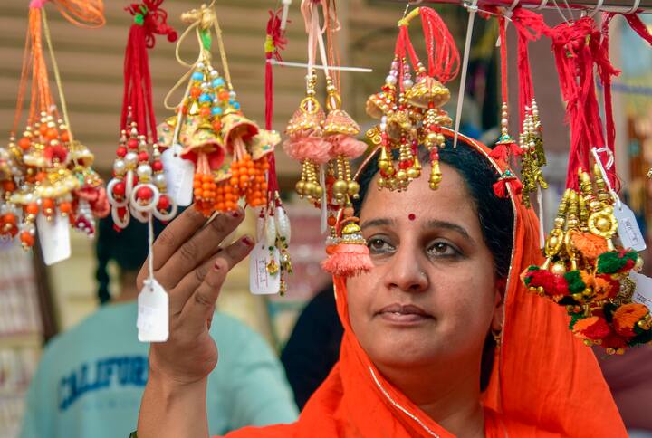 छोट्या गावांमध्ये अजूनही गोंड्यांच्या राख्यांना मागणी आहे.