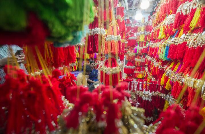 स्टोन, कुंदन वर्क, कलर्ड, बीड्स, घुंघरू, मिरर वर्क असलेल्या राख्या अधिक लक्ष वेधून घेत आहेत.