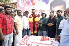 HBD Vishal : படப்பிடிப்பு தளத்தில் கேக் வெட்டி பிறந்தநாளை கொண்டாடிய விஷால் 34 படக்குழு!