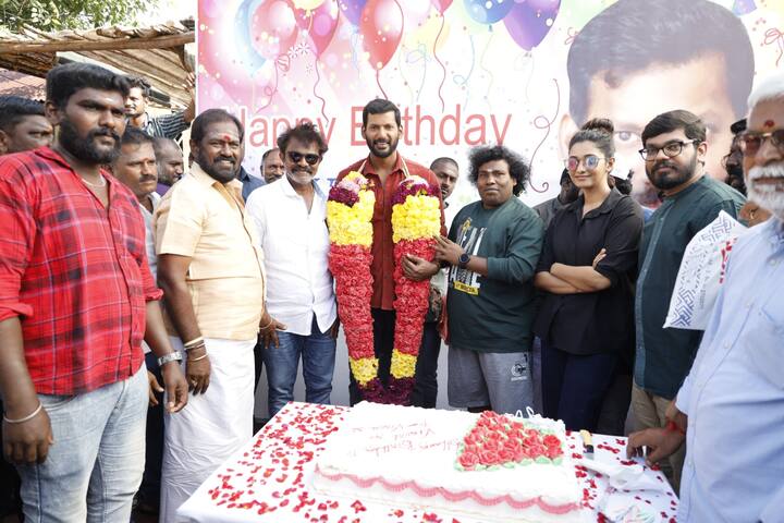 விஷாலுக்கு மாலை அணிவித்து பர்த்டே பாய்யுடன் புகைப்படம் எடுத்துக்கொண்ட படக்குழு