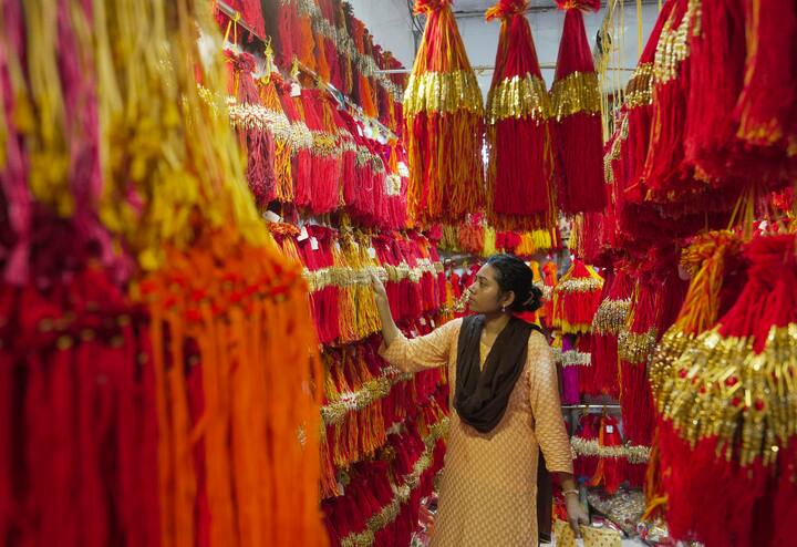 या राख्या अगदी 5 रुपयांपासून दोनशे रुपयांपर्यंतच्या किमतीत आहेत.