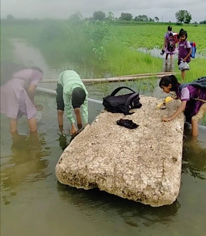 गंगापूर तालुक्यातील हे गाव असून. या मुलांना जायकवाडी धरणाच्या एक किमी बॅकवॉटरमधून सडलेल्या थर्माकोलच्या तराफ्यावर बसून प्रवास करावा लागतो.