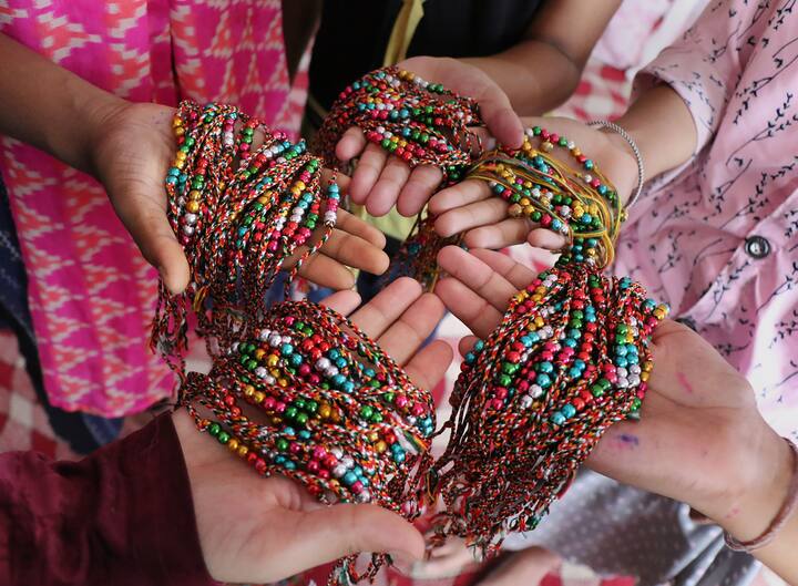 घरच्या घरी बनवलेल्या राख्यांना बाजारात मोठी मागणी आहे.