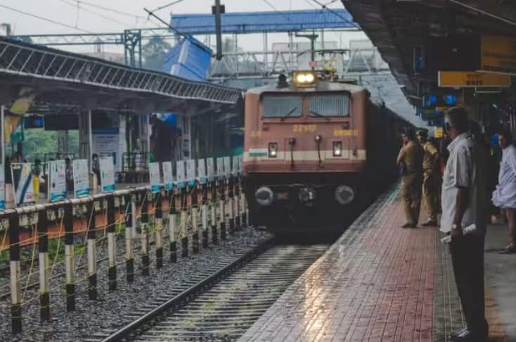 Railway recruitment 2023 apply for bumper posts at rrccr com    Railway Recruitment 2023: ઈન્ડિયન રેલવેમાં નિકળી 2 હજારથી વધુ પદ પર ભરતી, જલ્દી કરો અરજી 