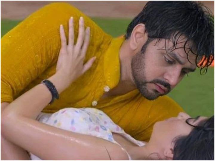 GHKKPM Spoiler Alert: गणपति मंडप में लगी आग बुझाने के चक्कर में फिसले सवि-ईशान, क्या अब शुरू होगी इनके रोमांस की दास्तान GHKKPM Spoiler Alert 29 August 2023 Savi and Ishaan slipped while trying to extinguish the fire in Ganpati Mandap GHKKPM Spoiler Alert: गणपति मंडप में लगी आग बुझाने के चक्कर में फिसले सवि-ईशान, क्या अब शुरू होगी इनके रोमांस की दास्तान