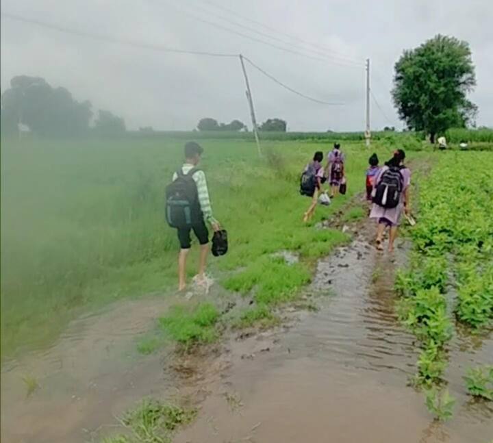 हे चित्र कोणत्याची आदिवासी पाड्यावरील नसून, आशिया खंडात सर्वाधिक वेगाने वाढणाऱ्या औरंगाबाद जिल्ह्यातील आहे.