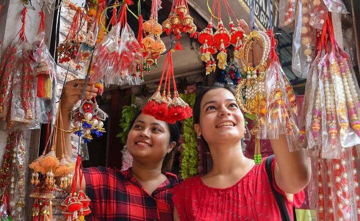 यावर्षी अनेक नवे ट्रेंड राख्यांमध्ये पाहायला मिळत आहेत.