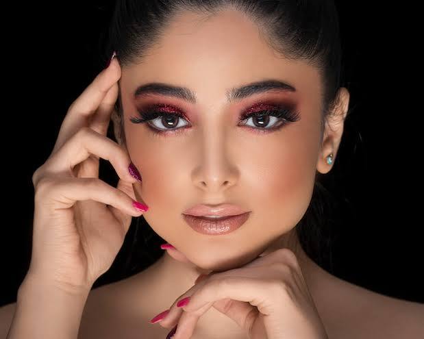 अच्छी ड्रेस हो गई, अच्छी ज्वेलरी हो गई और हाथों में मेहंदी भी लगा ली तो अब बारी आती है अच्छे मेकअप की. जी हां, रक्षाबंधन पर आप अगर अपने मायके जा रही हैं, तो अपने मेकअप के साथ कंप्रोमाइज बिल्कुल ना करें. मेकअप करने से पहले स्किन प्रेप करें. उसके बाद लाइटवेट फाउंडेशन लगाकर ब्लश, आईशैडो, आई लाइनर, लिपस्टिक लगाएं और बिंदी लगाकर मांग भरना बिल्कुल ना भूलें.