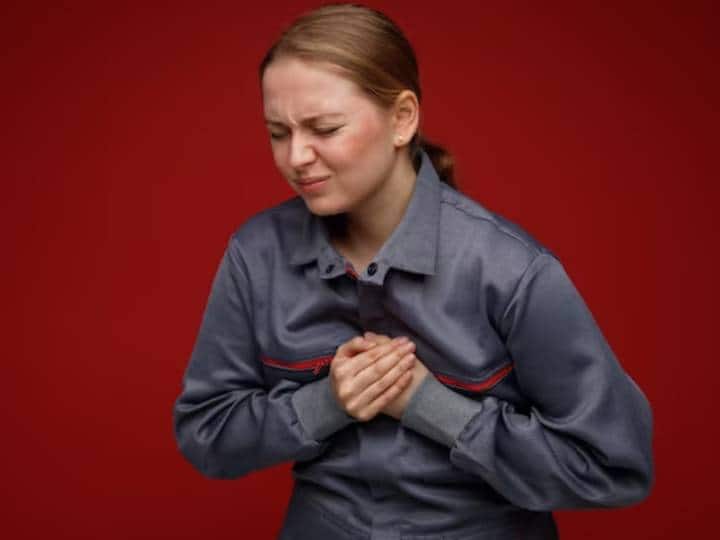 What are the symptoms of a heart attack in men and women  and what the difference between पुरुष और महिला में हार्ट अटैक के लक्षण एक दूसरे से अलग होते हैं? जानें कब हो जाना है सतर्क