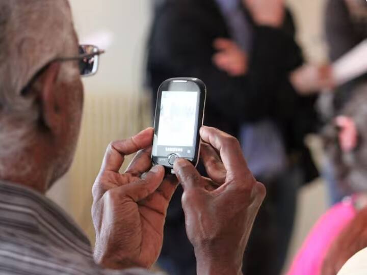 ਇੰਡੀਆ ਟੂਡੇ ਦੀ ਰਿਪੋਰਟ ਦੇ ਅਨੁਸਾਰ, ਘੁਟਾਲੇ ਕਰਨ ਵਾਲੇ ਅਜਿਹੇ ਲੋਕਾਂ ਨੂੰ ਨਿਸ਼ਾਨਾ ਬਣਾ ਰਹੇ ਹਨ ਜੋ 45 ਸਾਲ ਤੋਂ ਵੱਧ ਉਮਰ ਦੇ ਹਨ ਕਿਉਂਕਿ ਇਹ ਲੋਕ ਆਪਣੇ ਪਾਸਵਰਡ ਆਦਿ ਵੱਲ ਧਿਆਨ ਨਹੀਂ ਦਿੰਦੇ ਹਨ ਅਤੇ ਕੁਝ ਨਾਰਮਲ ਪਾਸਵਰਡ ਸੈੱਟ ਕਰਦੇ ਹਨ। ਹੈਕਰ ਇਨ੍ਹਾਂ ਪਾਸਵਰਡਾਂ ਨੂੰ ਕਰੈਕ ਕਰਕੇ ਅਕਾਊਂਟ ਨੂੰ ਰੀਸੈਟ ਕਰਦੇ ਹਨ।