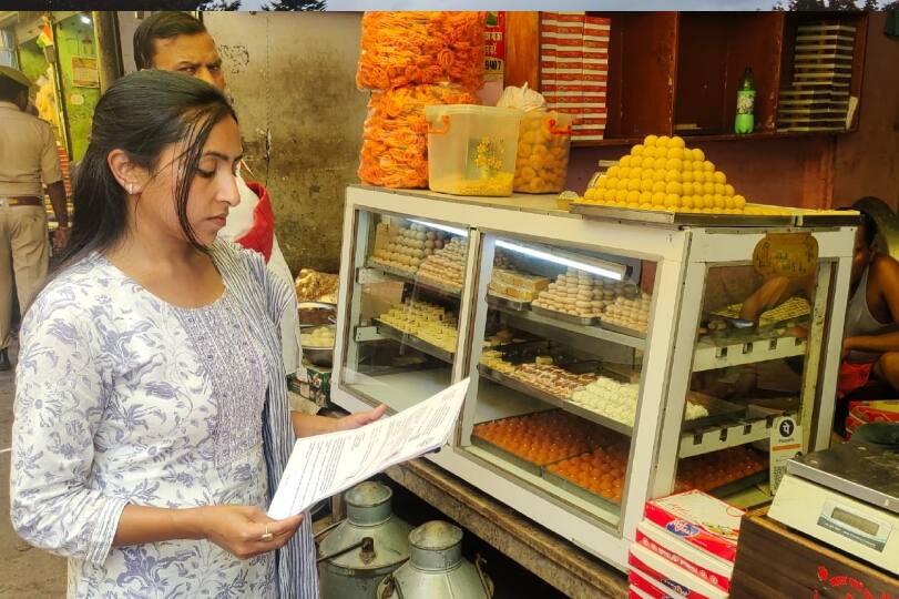 Food department raids on immixable khoya samples collected from sweet shops in unnao ANN Unnao: मिलावटी खोया को लेकर खाद्य विभाग की छापेमारी, मिठाई दुकानों से इकट्ठा किए सैंपल