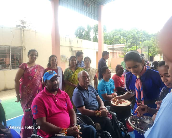 खडकीच्या अपंग सैनिक पुनर्वसन केंद्रात हे भारलेले आणि राष्ट्रभक्तीने गुंफलेले वातावरण पहायला मिळाले.