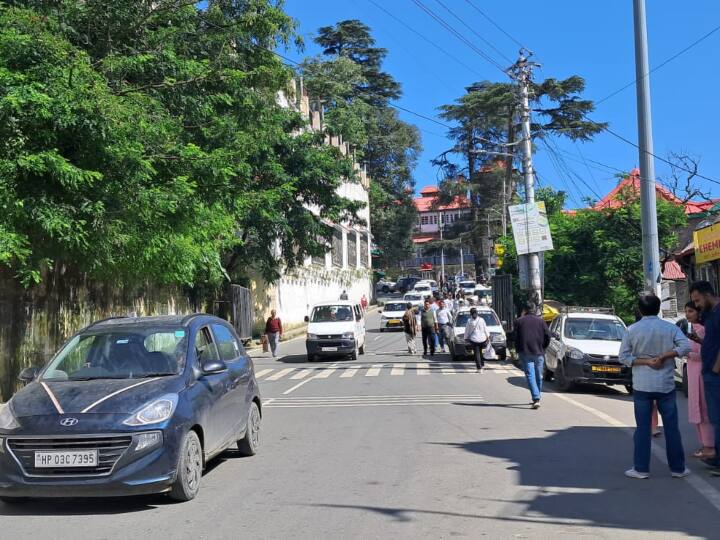 पहाड़ों को देखकर ऐसा लग रहा है कि मानो पहाड़ एक बार फिर मुस्कुराने लगे हों. मौसम ठीक होते ही पहाड़ों की रानी में पर्यटकों की आमद भी बढ़ने लगी है.