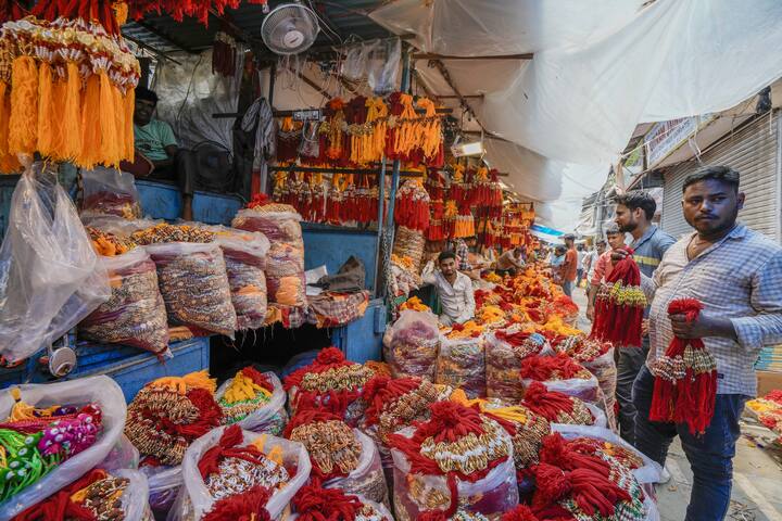 बाजारात राख्यांचे असंख्य पर्याय उपलब्ध आहेत.