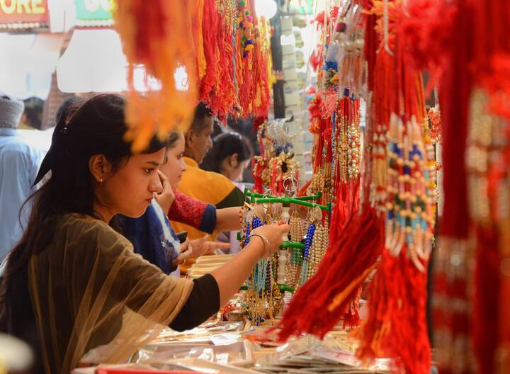 रुद्राक्ष, डायमंड, मोती, ओंकार राखी बाजारात उपलब्ध आहेत..