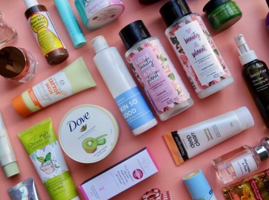 स्किन केअर प्रोडक्ट्स देखील तुम्ही बहिणीला गिफ्ट करू शकता. फेसवॉश, बॉडीवॉश, स्किन लोशन, सनस्क्रीन तुम्ही भेट देऊ शकता.