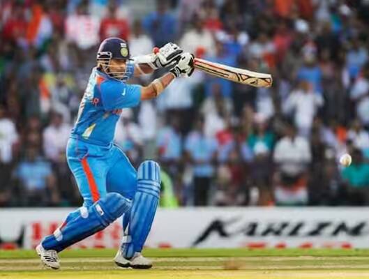 ਆਪਣੇ ਵਨਡੇ ਕਰੀਅਰ 'ਚ ਓਪਨਿੰਗ ਬੱਲੇਬਾਜ਼ ਦੇ ਤੌਰ 'ਤੇ ਖੇਡਣ ਤੋਂ ਇਲਾਵਾ ਮਹਾਨ ਬੱਲੇਬਾਜ਼ ਸਚਿਨ ਤੇਂਦੁਲਕਰ ਨੇ ਵੀ ਨੰਬਰ-4 'ਤੇ ਬੱਲੇਬਾਜ਼ੀ ਕੀਤੀ ਹੈ। 61 ਪਾਰੀਆਂ 'ਚ 38.85 ਦੀ ਔਸਤ ਨਾਲ 2059 ਦੌੜਾਂ ਬਣਾਉਣ ਦੇ ਨਾਲ-ਨਾਲ ਸਚਿਨ ਨੇ ਇਸ ਨੰਬਰ 'ਤੇ 4 ਸੈਂਕੜੇ ਅਤੇ 15 ਅਰਧ ਸੈਂਕੜੇ ਵੀ ਬਣਾਏ ਹਨ।