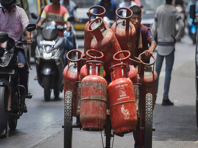 How much an LPG cylinder will cost after price cut in your city Check here LPG Cylinder Price: இல்லத்தரசிகளே கவனிங்க! சிலிண்டர் விலை ரூ.200 குறைப்பு: மற்ற மாநிலத்த விடுங்க..தமிழகத்தில் எவ்வளவு?