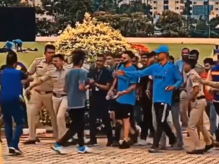 Fans chanted Virat Virat in Bengaluru's Alur after Kohli came out from stadium watch viral video Watch: अलूर में अभ्यास के बाद दिखी किंग कोहली की दीवनगी, लगे ‘विराट-विराट’ के नारे, वीडियो वायरल