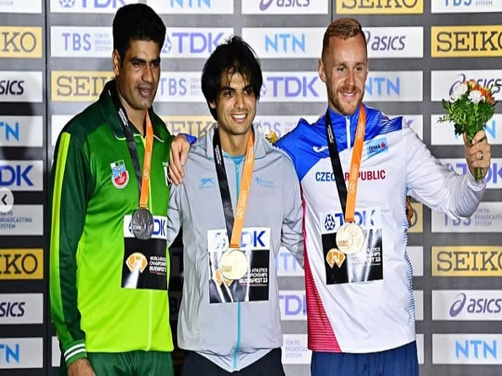 Neeraj Chopra Net Worth: भारत के युवा जैवलिन थ्रोअर नीरज चोपड़ा ने अपनी प्रतिभा से न सिर्फ अपना बल्कि पूरे देश का नाम रोशन किया है. टोक्यो ओलंपिक 2020 में गोल्ड जीतने के बाद लगातार उनकी फैन फॉलोइंग में बढ़ोतरी हुई है.