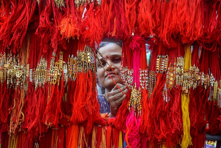 Raksha Bandhan 2023: बहीण-भावातील अतूट नात्याचं प्रतीक म्हणजे रक्षाबंधन सण. अवघ्या एका दिवसावर आलेल्या रक्षाबंधन सणानिमित्त राखी खरेदीसाठी देशभरातील बाजारांत गर्दी झालेली दिसते.