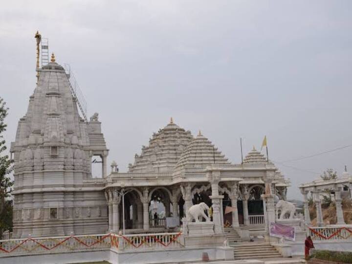 दो माह के सावन के महीने का भक्त पूरा आनंद उठा रहे हैं. कई भक्त रोजाना मंदिर जाते हैं और भगवान शिव के दर्शन कर पूजा-पाठ कर रहे हैं. सावन के अंतिम सोमवार को उदयपुर में भगवान महाकालेश्वर की शाही सवारी निकाली गई.