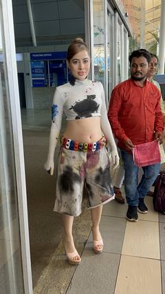 Urfi Javed New Look : कलरफुल आऊटफिट अन् गाड्यांचा बेल्ट; उर्फीचा अतरंगी-सतरंगी अंदाज, लूकनं वेधलं लक्ष