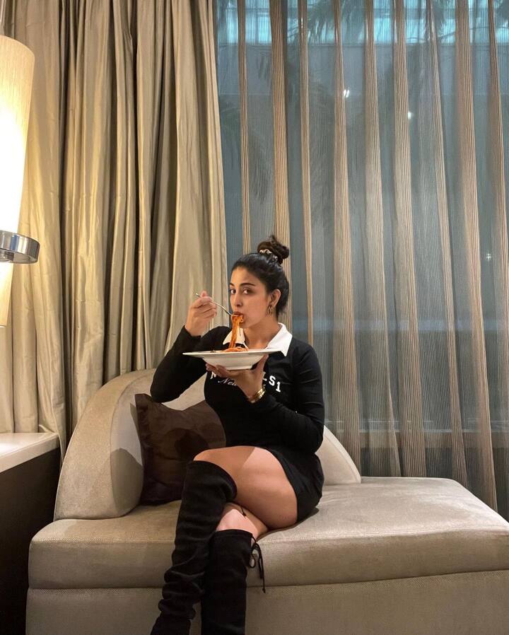 ఇందులో దక్ష చాలా అందంగా ఉన్నారు.