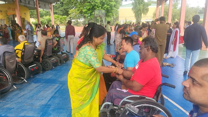सैनिक मित्र परिवाराच्या वतीने खडकी येथील पॅराप्लेजिक सेंटर येथे जवानांसोबत राखीपौर्णिमा साजरी करण्यात आली.