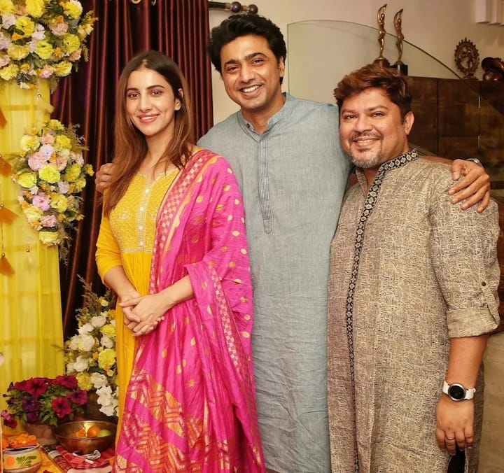 সেই ক্যামেরার আড়ালের ছবি সোশ্যাল মিডিয়ায় শেয়ার করে দেব লিখেছিলেন, 'আমার এবং গোটা বাঙালিদের জন্য এটা একটা গর্বের মুহূর্ত। আমার ছবি 'বিনোদিনী'-র পরিচালক রামকমল জাতীয় পুরস্কার পেয়েছেন। আমরা সবাই তোমার জন্য ভীষণ ভীষণ খুশি। একজন সাংবাদিক থেকে পরিচালক হয়ে ওঠার তোমার যে সফর, তা সত্যিই আকর্ষণীয়, অনুপ্রেরণাদায়ক।'