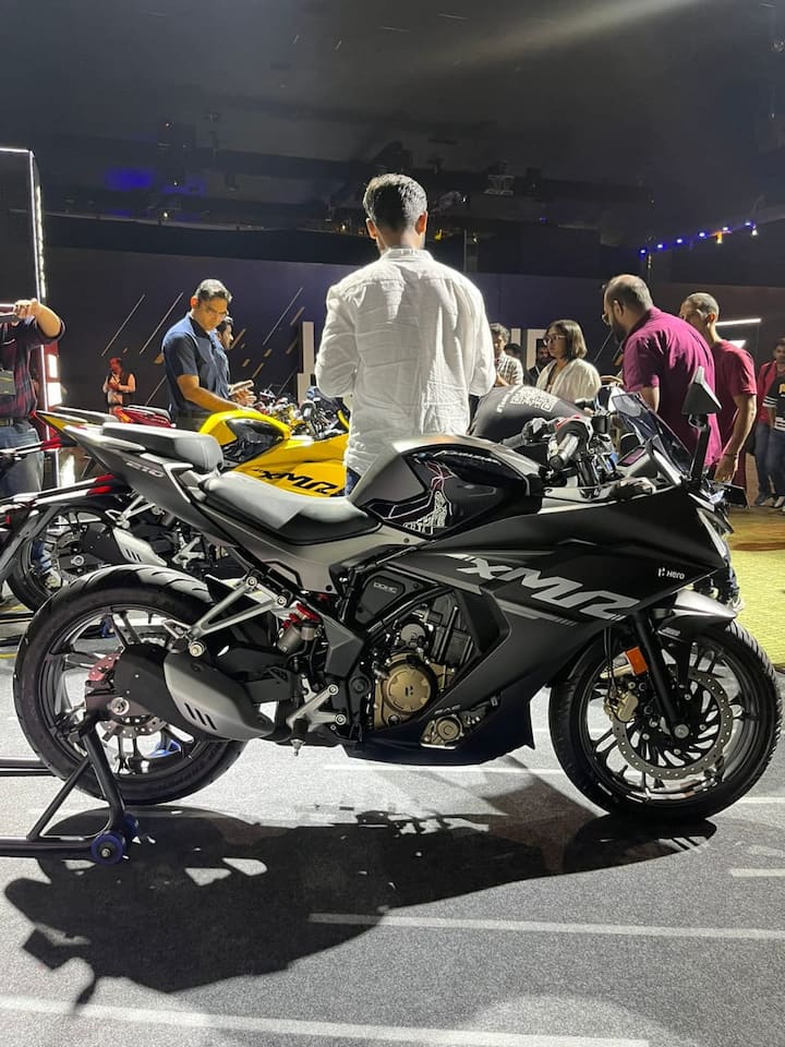 कंपनी ने बाइक को नए लिक्विड-कूल्ड, 210cc, सिंगल-सिलेंडर इंजन के साथ पेश किया है, जो 9,250 rpm पर 25.5 hp की पावर और 7,250 rpm पर 20.4 Nm का टॉर्क जेनरेट करता है. जिसे स्लिप और असिस्ट क्लच के साथ 6-स्पीड गियरबॉक्स के साथ जोड़ा गया है.