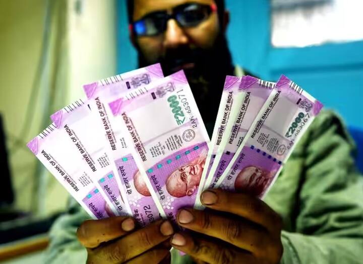 રૂ. 2,000ની નોટો બદલવાની અંતિમ તારીખ પણ 30 સપ્ટેમ્બર, 2023ના રોજ પૂરી થાય છે. આવી સ્થિતિમાં, બેંકની રજાઓની સૂચિ તપાસ્યા પછી, બને તેટલી વહેલી તકે 2000 રૂપિયાની નોટ બેંકમાં જમા કરાવો.