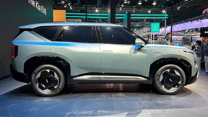 Kia EV5 SUV ডিজাইন এর ডিজাইন সম্পর্কে কথা বলতে গেলে, শার্প অ্যালয় হুইল এবং বড় লোয়ার বডি ক্ল্যাডিং সমন্বিত একটি বক্সি সিলুয়েট সহ এই SUV বাজারে আনছে কিয়া। কোম্পানির ফ্ল্যাগশিপ বৈদ্যুতিক SUV, EV9 থেকে EV5-এর নকশা নেওয়া হয়েছে৷