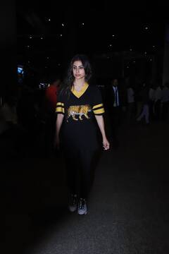 Mouni Roy: मौनी रॉयचा क्लासी एअरपोर्ट लूक; फोटोवरून नजर हटणार नाही!