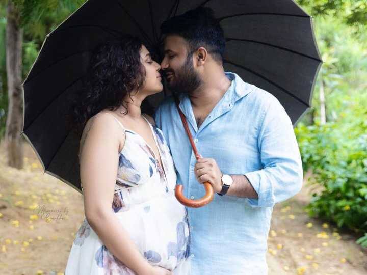 Swara Bhasker with husband Fahad Ahmad: एक्ट्रेस स्वरा भास्कर ने अपने पति फहद अहमद के साथ मैटरनिटी फोटोशूट कराया है. गार्डन के बीचों-बीच और छाते के नीचे कपल के कोजी फोटोज यहां देखिए