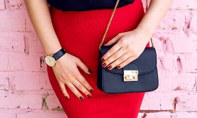 पर्स हा सगळ्यात सोपा ऑप्शन आहे. अगदी 100 रुपयांपासून तुम्हाला विविध पर्स मिळू मिळतात.