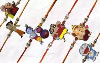 लहान मुलांनी आपल्या बहिणींकडे कार्टुनच्या राख्यांची मागणी केली आहे. लहान मुलांमध्ये छोटा भीम, मोटू पतलू, स्पायडर मॅन, किड्स टॉय, डोरेमॉन अशा राख्यांना अधिक मागणी आहे.