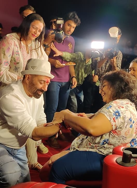 Sunny Deol नॠफà¥à¤à¤¸ à¤à¥ साथ मनाया सà¥à¤ªà¥à¤¶à¤² रà¤à¥à¤·à¤¾ बà¤à¤§à¤¨, थिà¤à¤à¤°à¥à¤¸ मà¥à¤ à¤à¤¾à¤à¤° बà¤à¤§à¤µà¤¾à¤ राà¤à¥, दà¥à¤à¤¿à¤ तसà¥à¤µà¥à¤°à¥à¤