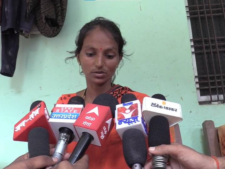 Sawan Somwar 2023 cobra wrapped around woman leg for three hours in Mahoba ANN UP News: महिला के पैर पर 3 घंटे तक फन फैलाए लिपटा रहा सांप, कोबरा के आगे जोड़े हाथ और फिर...