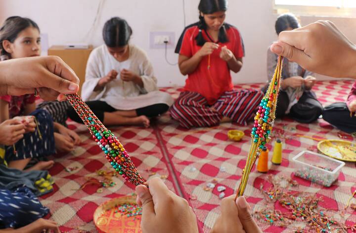 हॅण्डमेड राख्यांना पसंती कायम आहे.