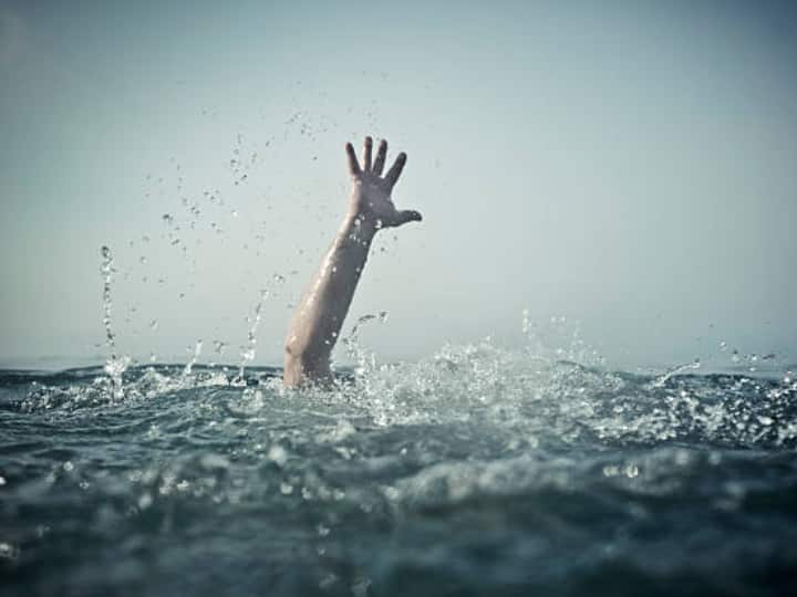 Jharkhand News: नहाते समय गड्ढे में डूबा 8 साल का बच्चा, एंबुलेंस नहीं मिली तो ऐसे पहुंचाया गया अस्पताल, इलाज के दौरान मौत Adityapur 8 year old kid dies by drowning Ambulance Unavailable Ward Parshad took him on scooty ann Jharkhand News: नहाते समय गड्ढे में डूबा 8 साल का बच्चा, एंबुलेंस नहीं मिली तो ऐसे पहुंचाया गया अस्पताल, इलाज के दौरान मौत