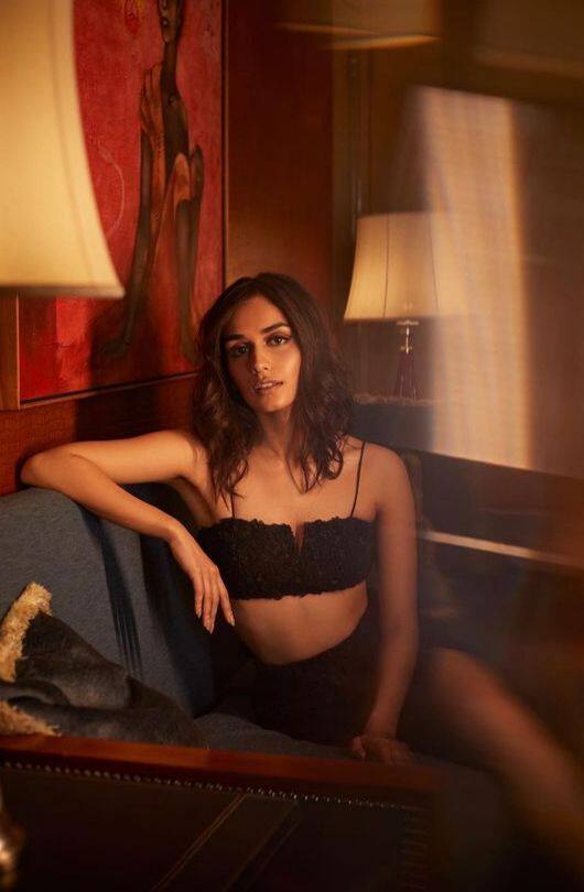 Manushi Chhillar has clearly nailed this simple yet stylish lacy look.