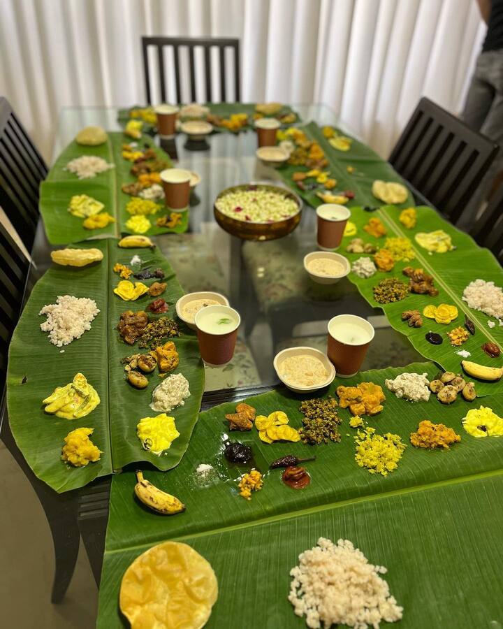 इन तस्वीरों को फैंस के साथ शेयर करते हुए मलाइका ने लिखा - “हैप्पी ओणम..सभी को हार्दिक और समृद्ध ओणम की शुभकामनाएं..”