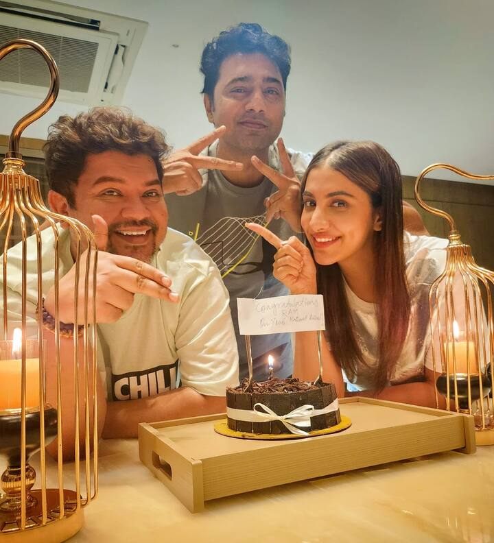 রাম কমলকে শুভেচ্ছা জানিয়ে অভিনেত্রী লিখছিলেন, 'জাতীয় পুরস্কার! এটা বিশাল ব্যাপার। আমার বন্ধু, আত্মবিশ্বাসের খনি, আমার রাত ১টায় ফোন করার মানুষ, আমার সমস্ত বিটিএস আড়ালে রাখার মানুষ, আর হ্যাঁ... আমার প্রিয় পরিচালক। প্রথম জাতীয় পুরস্কার সবসময় বিশেষ..'এক দুয়া'-র জন্য অনেক শুভেচ্ছা।'